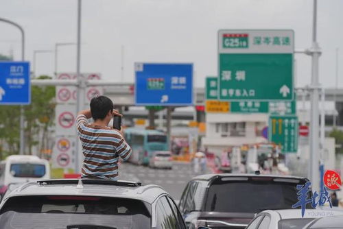 两人堵车时睡着 通车后被好心人叫醒