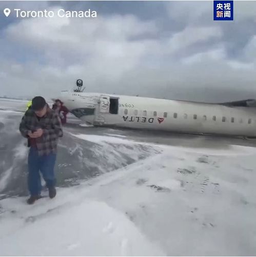 惊心动魄！载80人客机着陆时翻覆，浓烟弥漫天空，紧急救援展开