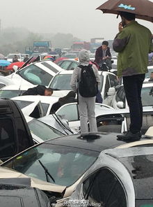 高速连环车祸，白车惊魂压另一车