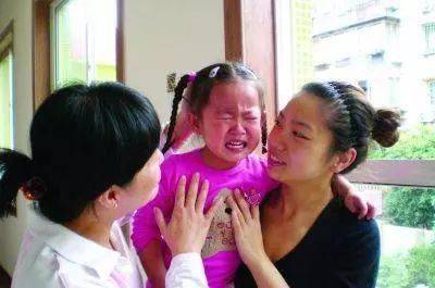 女子没叫爸妈被指责 丈夫抱走孩子