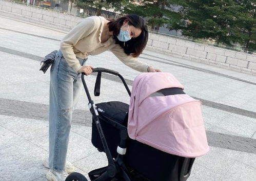 一家三口推婴儿车占主路遛弯