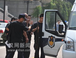 闹市惊魂，男子掏枪威胁，与特警对峙，警方果断处置